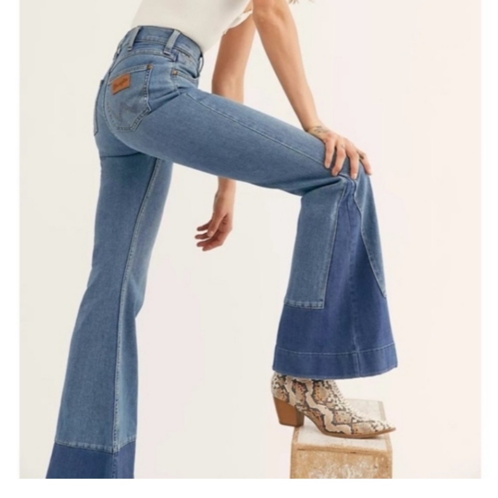 WRANGLER VINTAGE INSPIRED HIGH RISE FLARE JEANS EXPOSED BUTTONS TWO TONED DETAIL